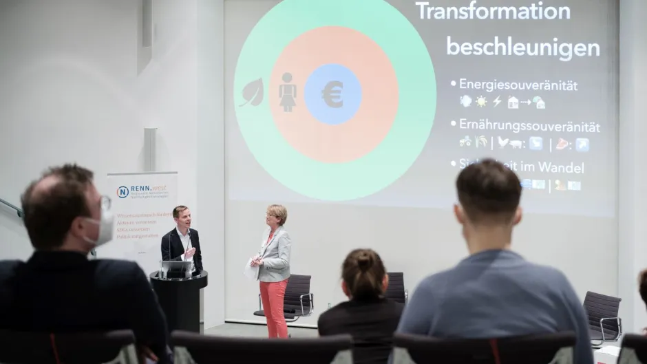 Kai Niebert und Moderatorin Judith Schulte-Loh
